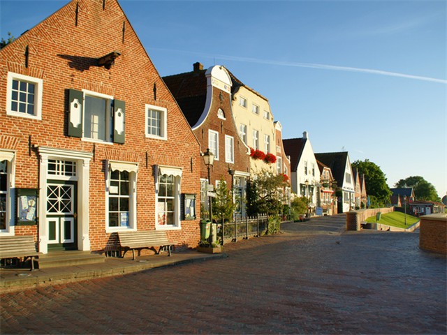 Die Greetsieler Hafen-Promenade